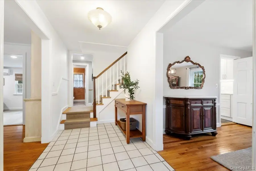 12 Stoneleigh Close, Scarsdale, NY 10583 - Image #2