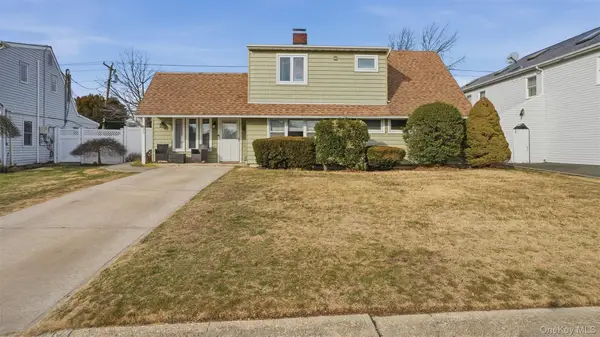 35 Twin Lane N, Wantagh, NY 11793