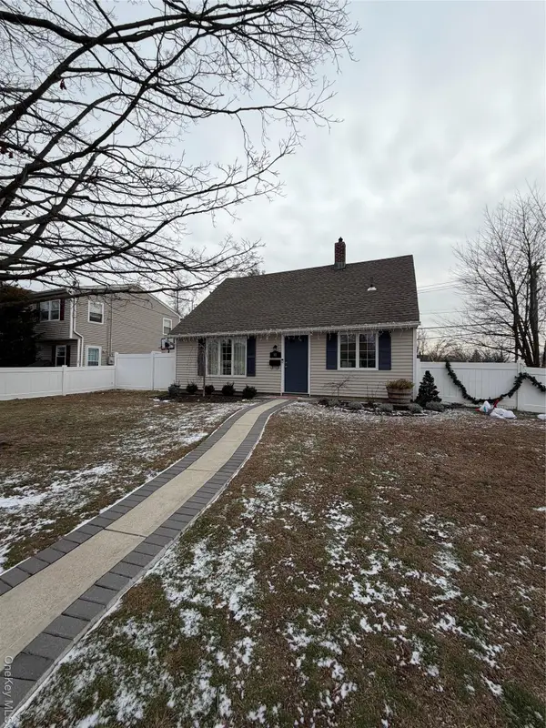 40 Knoll Lane, Levittown, NY 11756