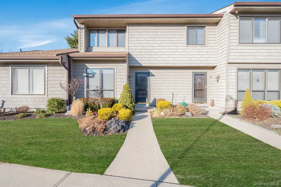 29 Stanford Court, Wantagh, NY 11793 - Image #2