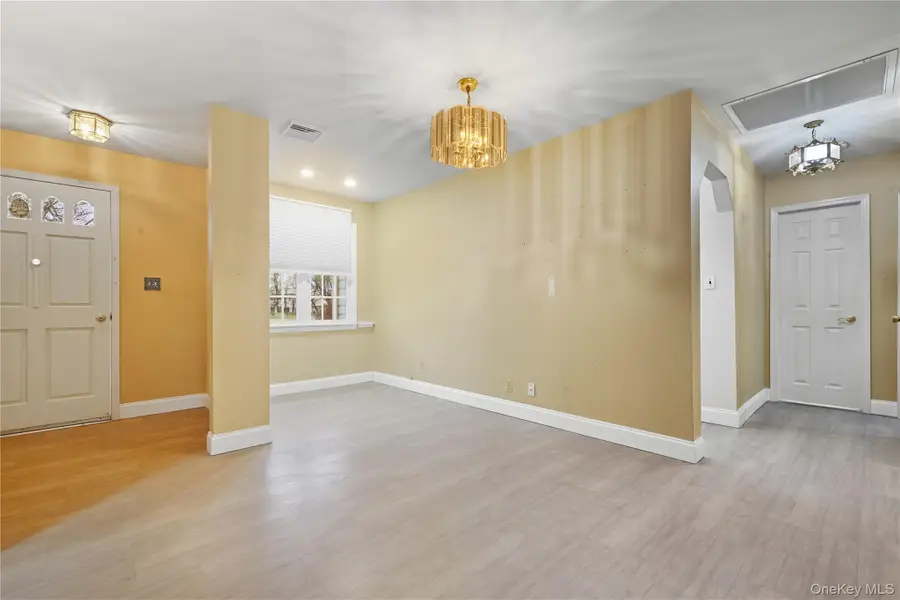 13 Cynthia Lane, Plainview, NY 11803 - Image #2