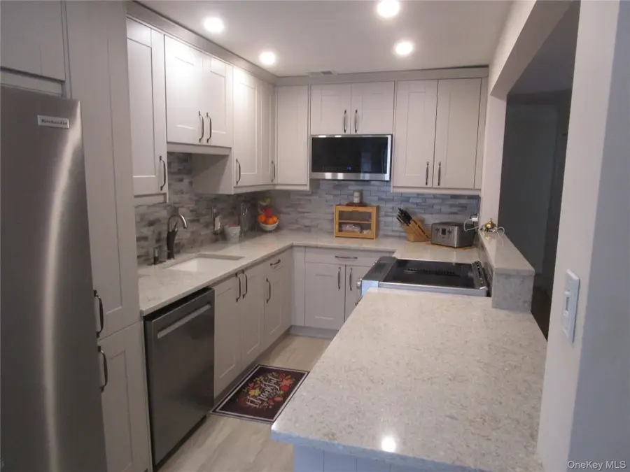 342 Clubhouse Court, Coram, NY 11727 - Image #2