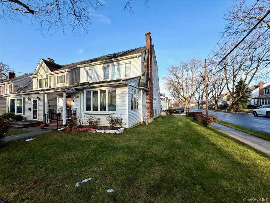 257-17 Pembroke Avenue, Great Neck, NY 11020 - Image #2