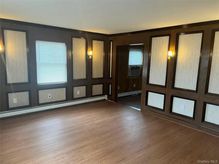 8 Gables Road, Hicksville, NY 11801 - Image #3