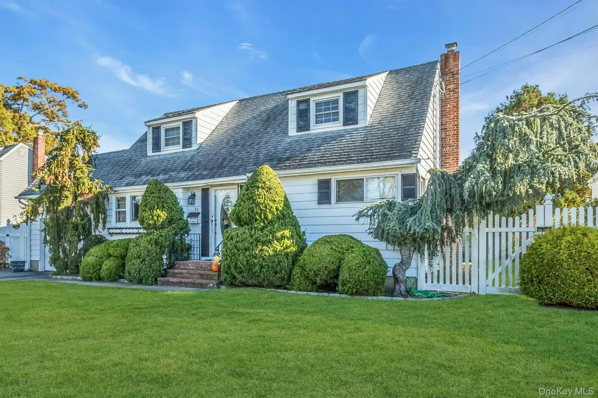17 Linwood Place, Massapequa Park, NY 11762 - Image #1