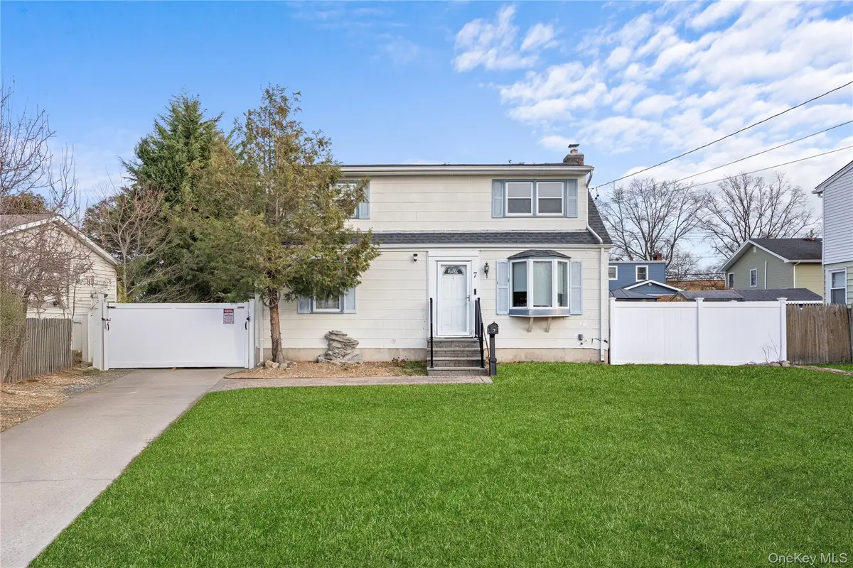 7 East Court, Bethpage, NY 11714 - Image #1