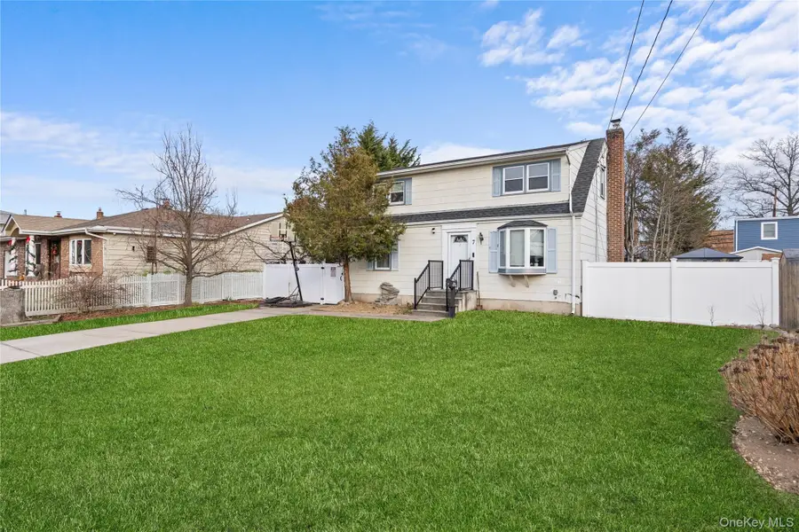 7 East Court, Bethpage, NY 11714 - Image #2