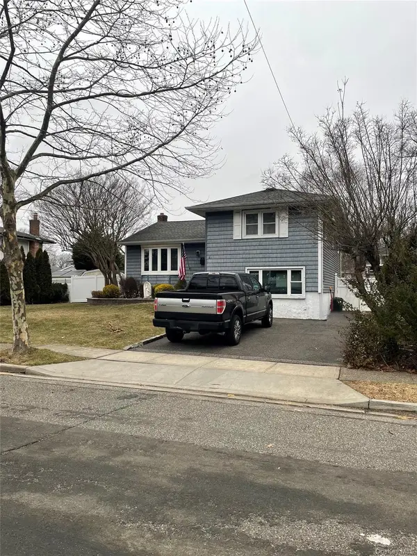 81 N Pine Street, Massapequa, NY 11758