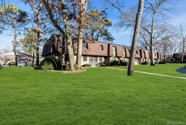 33d Newbrook Ln #33d, Bay Shore, NY 11706