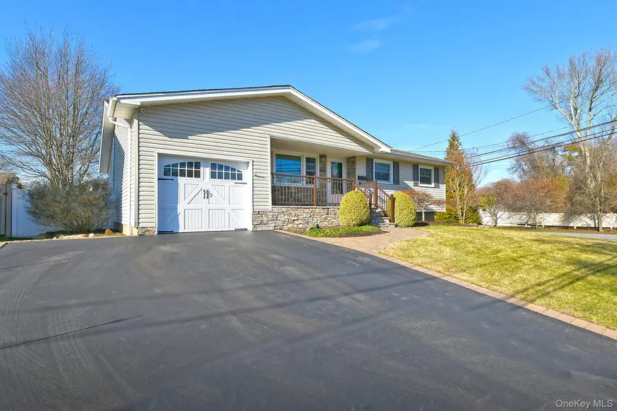 534 Hyman Avenue, West Islip, NY 11795 - Image #2