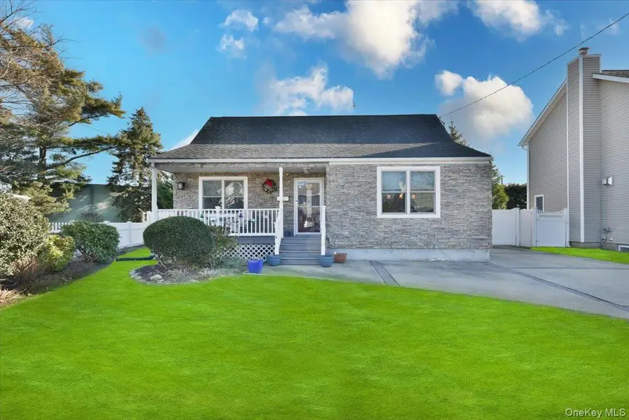 24 Arlyn Drive E, Massapequa, NY 11758 - Image #2