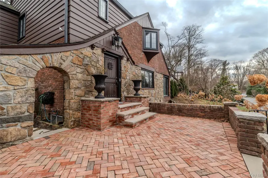 15 Sinclair Martin Drive, Roslyn Estates, NY 11576 - Image #2