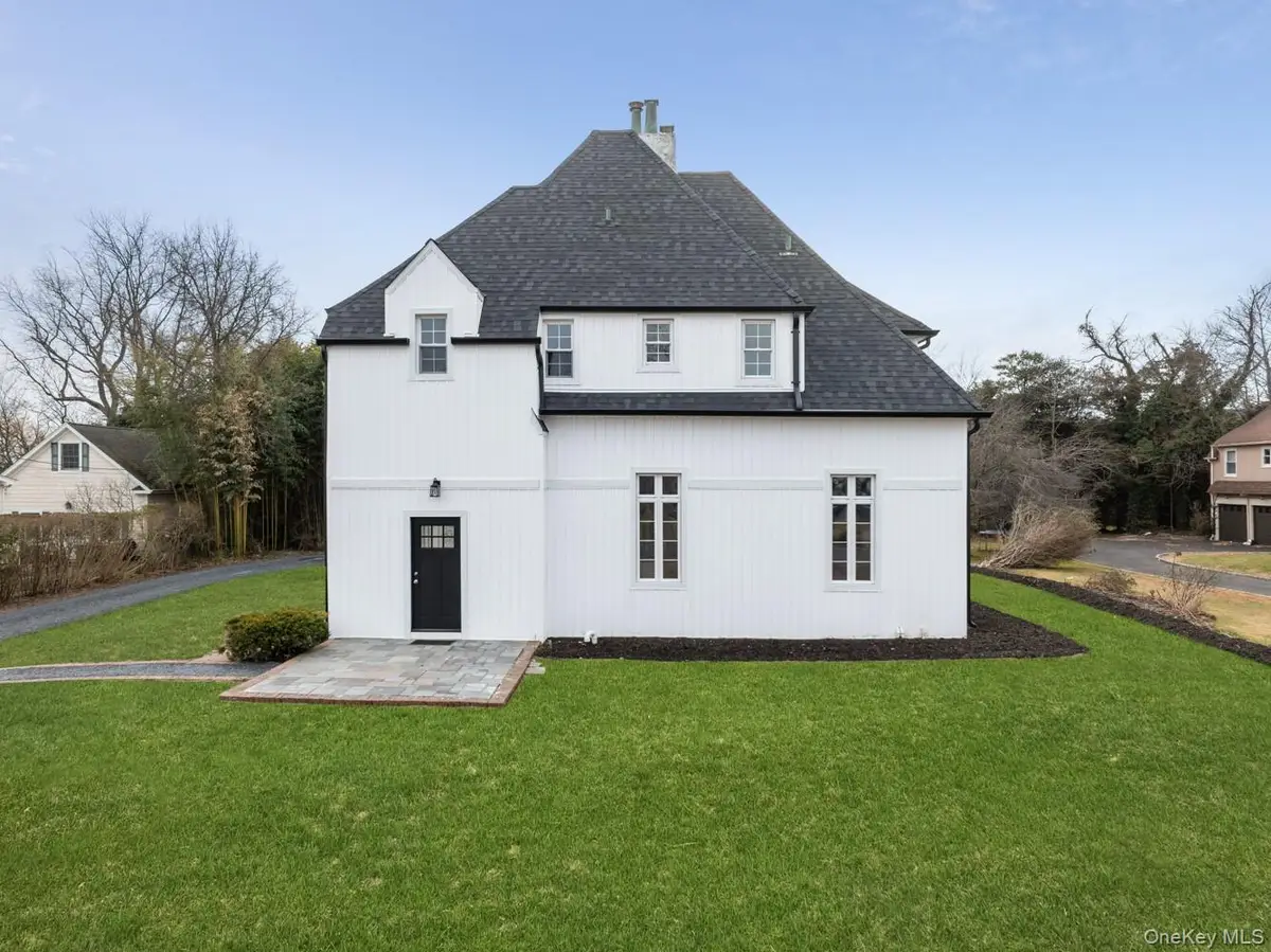 33 S Windsor Avenue, Brightwaters, NY 11718 - Image #1