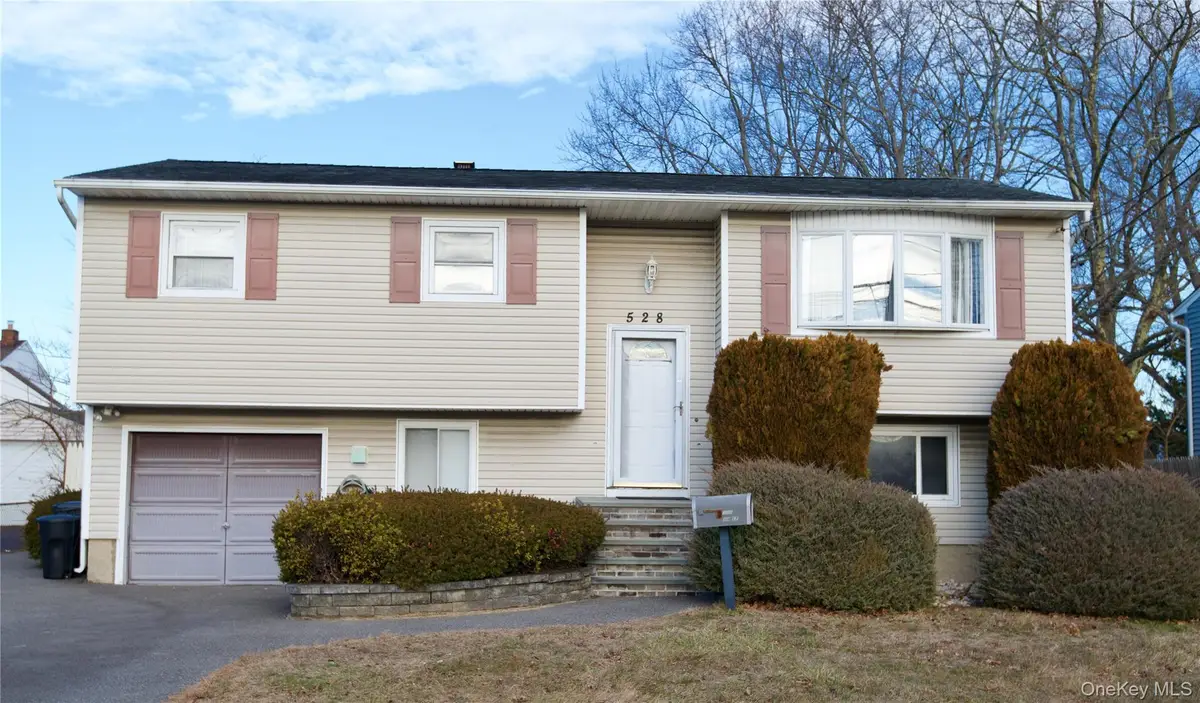 528 14th Street, West Babylon, NY 11704 - Image #1