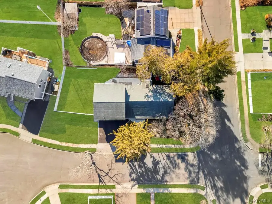 22 Bruce Lane, Farmingdale, NY 11735 - Image #2