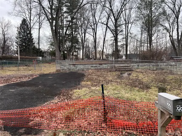 22 Tomahawk Drive, White Plains, NY 10603