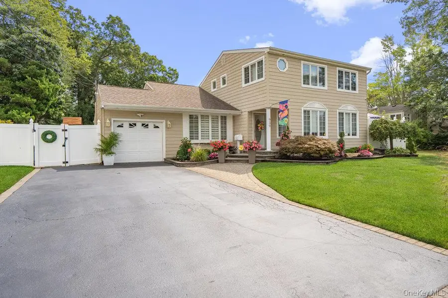 939 Manor Lane, Bay Shore, NY 11706 - Image #3