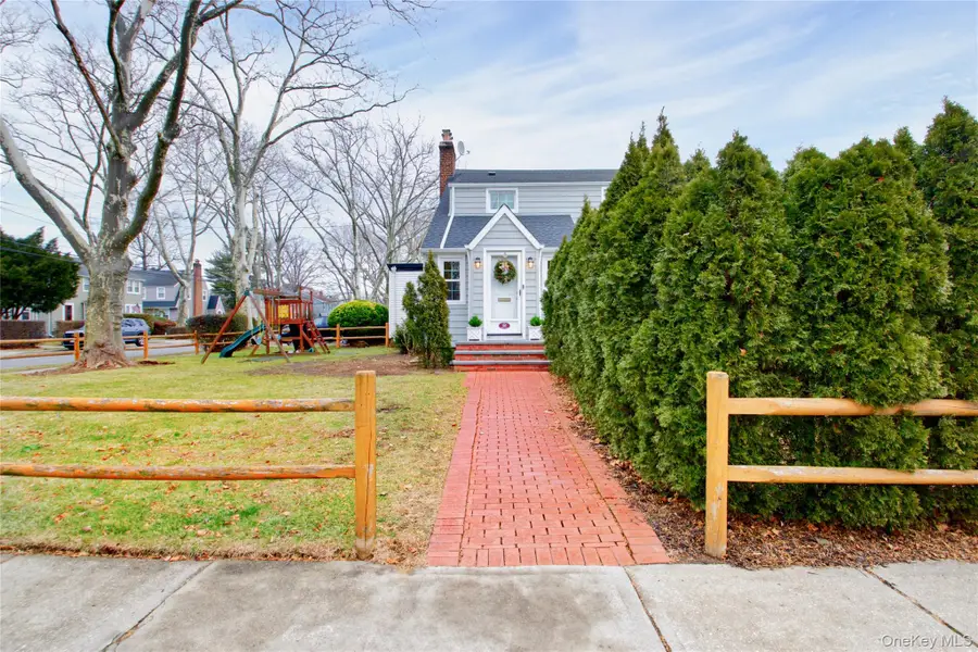 20 Salisbury Avenue, Stewart Manor, NY 11530 - Image #2