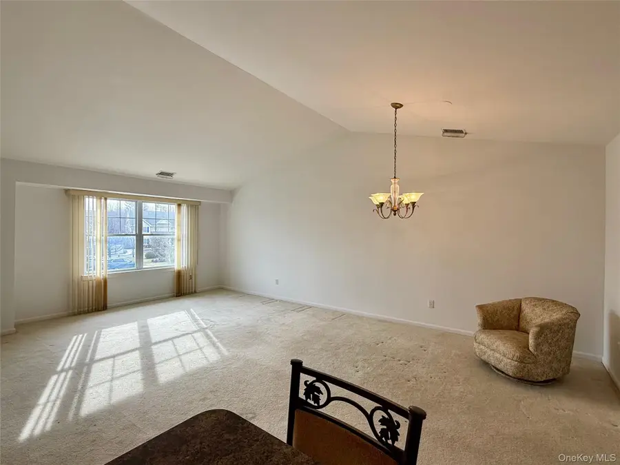 6 Morley Circle, Melville, NY 11747 - Image #3