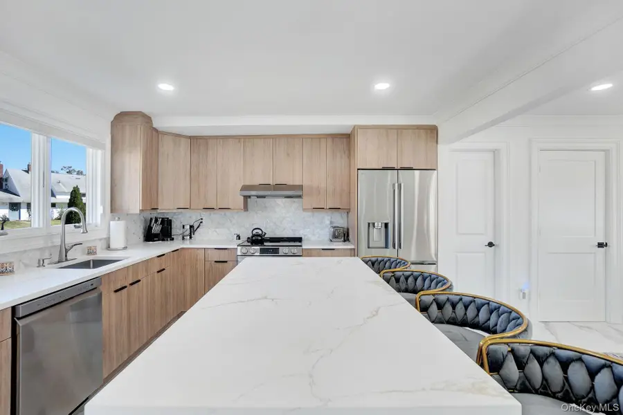 8 Autumn Lane, Hicksville, NY 11801 - Image #3