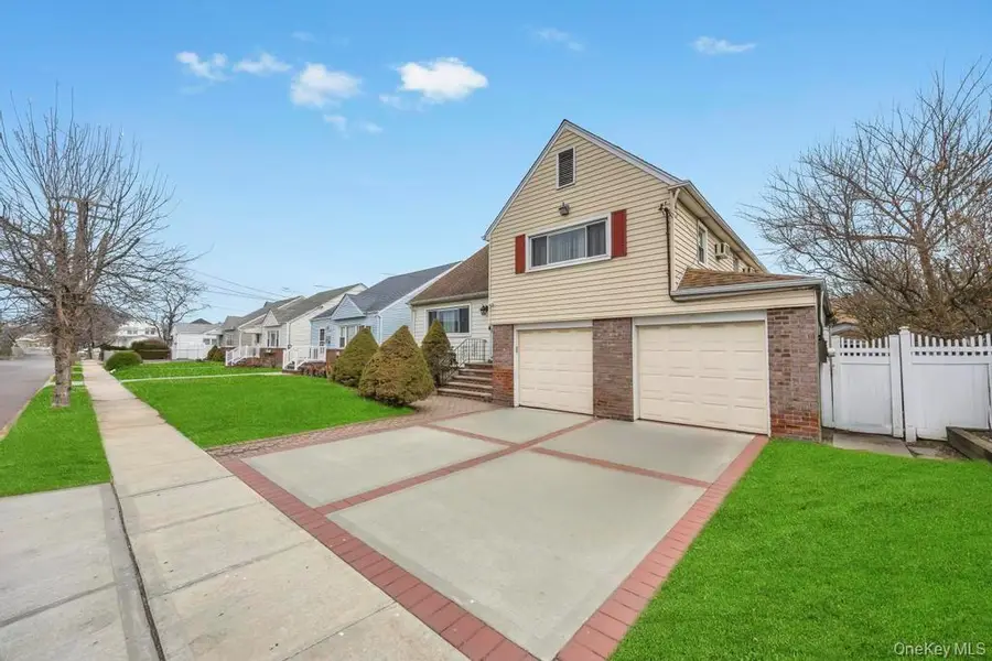 7 N Terrace Place, Valley Stream, NY 11580 - Image #2