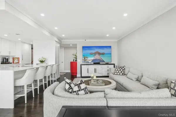 100 Hilton Avenue #901, Garden City, NY 11530