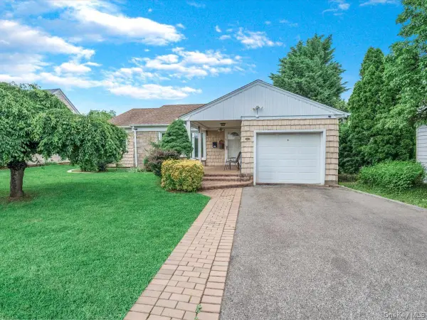 25 Lawrence Street, New Hyde Park, NY 11040