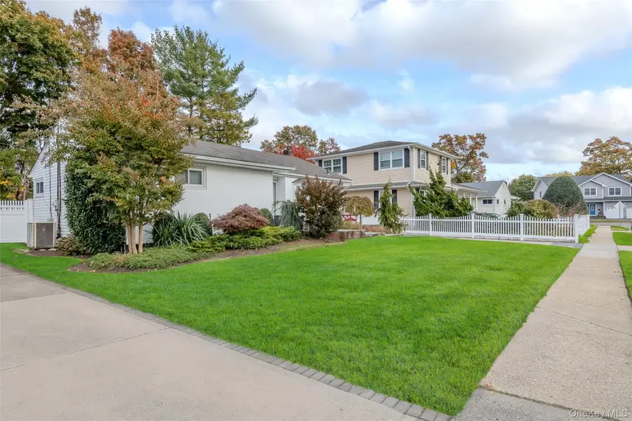 527 Spruce Lane, East Meadow, NY 11554 - Image #2