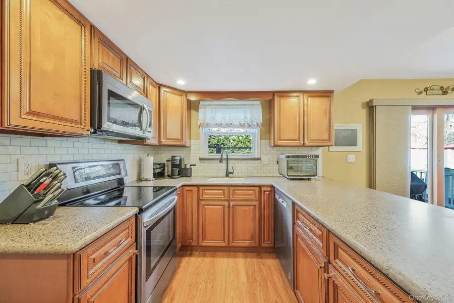 23 Foxboro Avenue, Farmingville, NY 11738 - Image #3