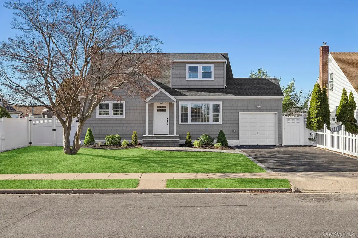 36 Cinque Drive, Farmingdale, NY 11735 - Image #1