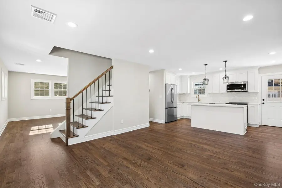 36 Cinque Drive, Farmingdale, NY 11735 - Image #2