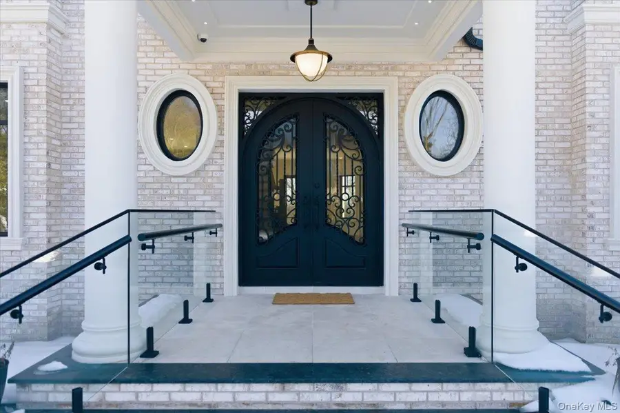 26 Saint Andrews Court, Old Westbury, NY 11568 - #3