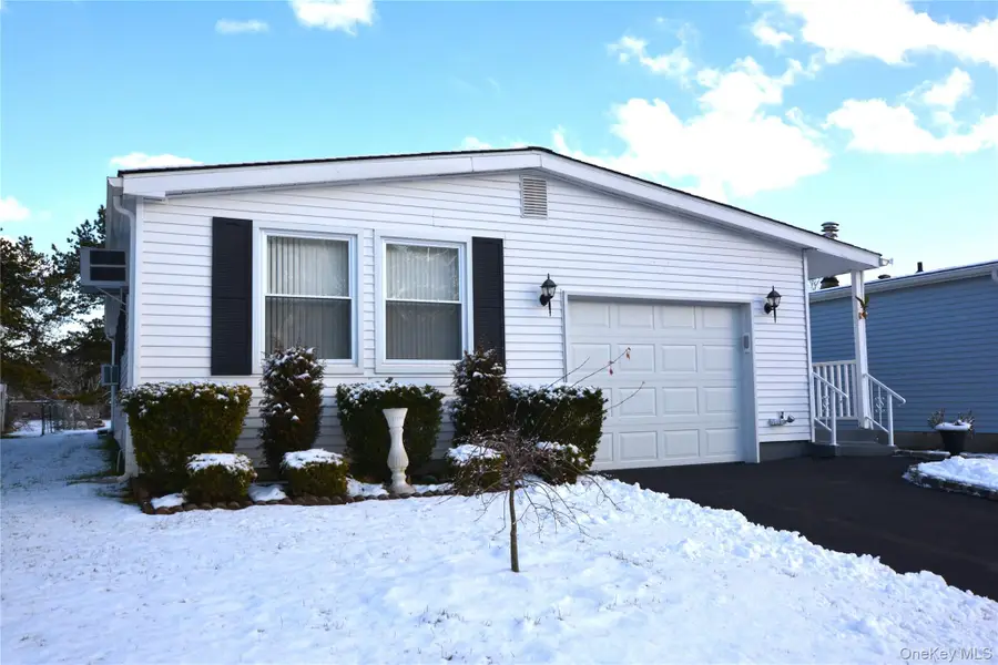 82 Village Circle W, Manorville, NY 11949 - Image #3