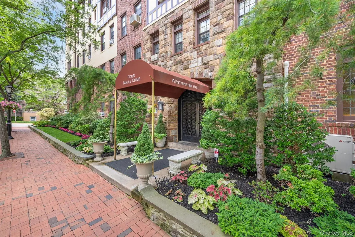 4 Maple Dr #1J, Great Neck, NY 11021 - Image #1