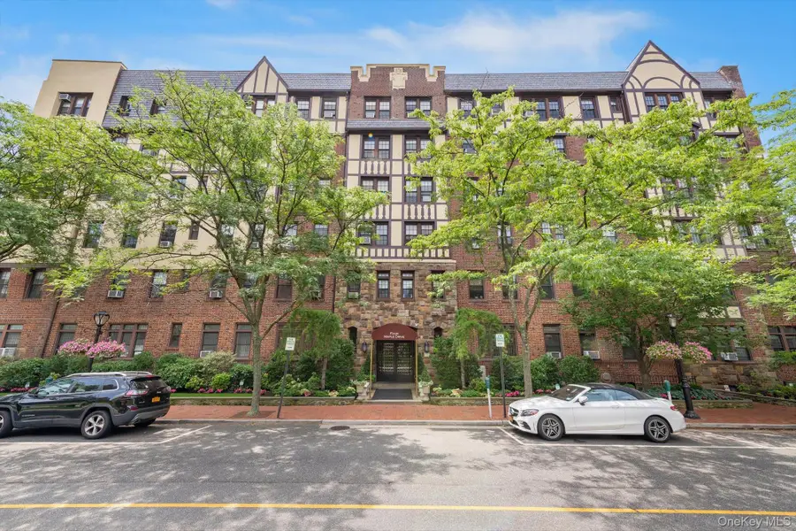 4 Maple Dr #1J, Great Neck, NY 11021 - Image #2