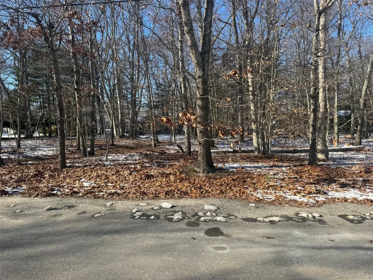 725 Youngs Avenue, Mattituck, NY 11952 - Image #1