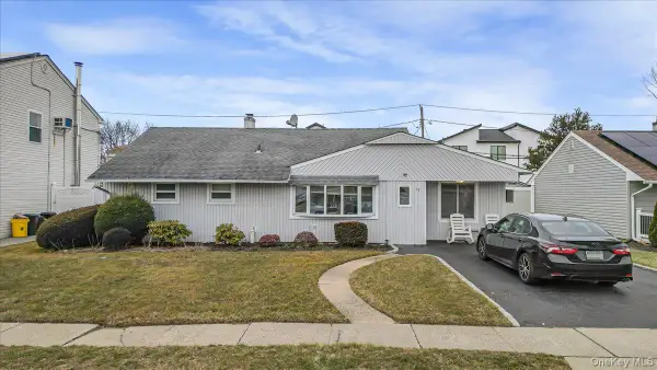 17 Wilson Lane, Bethpage, NY 11714