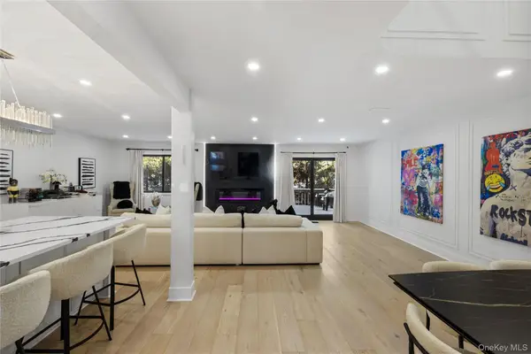 24 Chestnut Lane, Woodbury, NY 11797