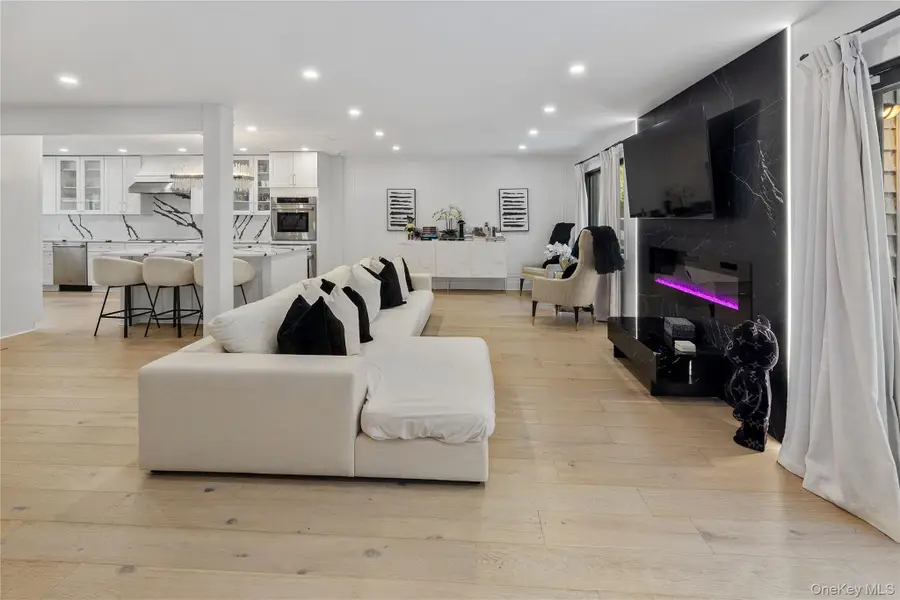 24 Chestnut Lane, Woodbury, NY 11797 - #3