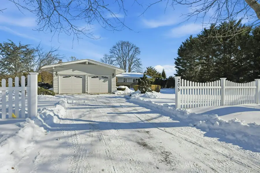 205 Oak Neck Lane, West Islip, NY 11795 - Image #2