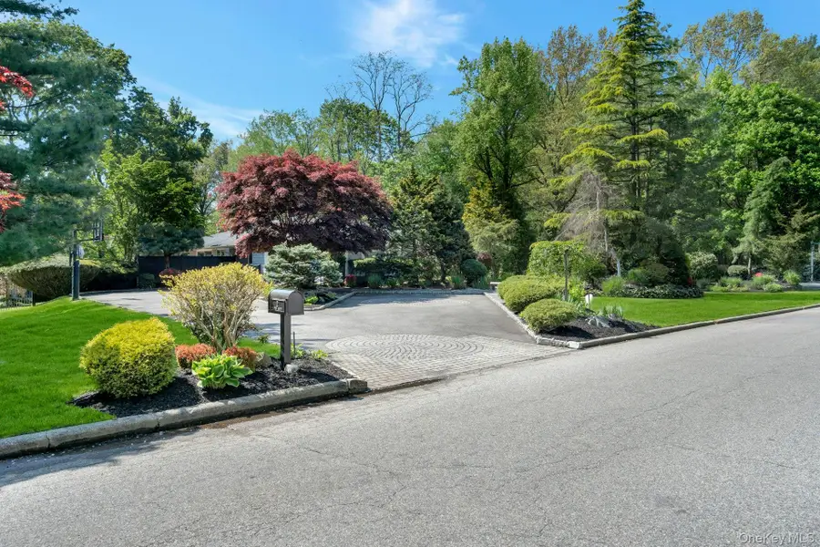 2 Yukon Drive, Woodbury, NY 11797 - #2