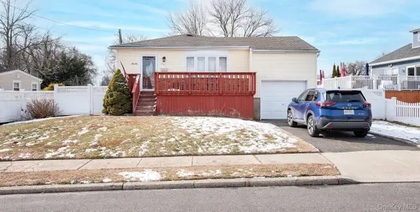 385 Beacon Avenue, Lindenhurst, NY 11757