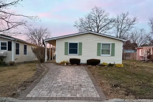 42 Village Circle S, Manorville, NY 11949