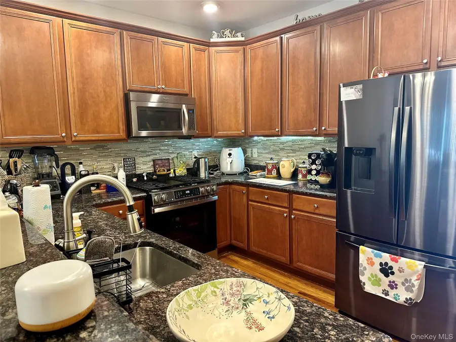 121 Wildwood Circle, Holtsville, NY 11742 - Image #2