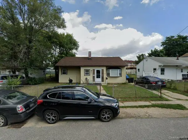 12 Croydon Rd, Amityville, NY 11701