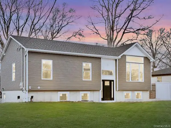 10 Amarr Drive, Shirley, NY 11967