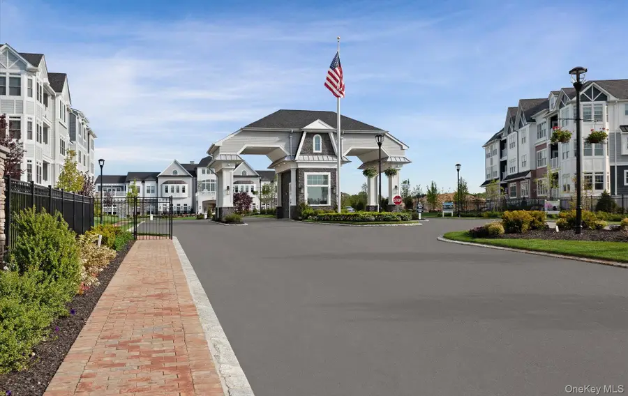 28301 Spruce Pond Circle, Plainview, NY 11803 - Image #2