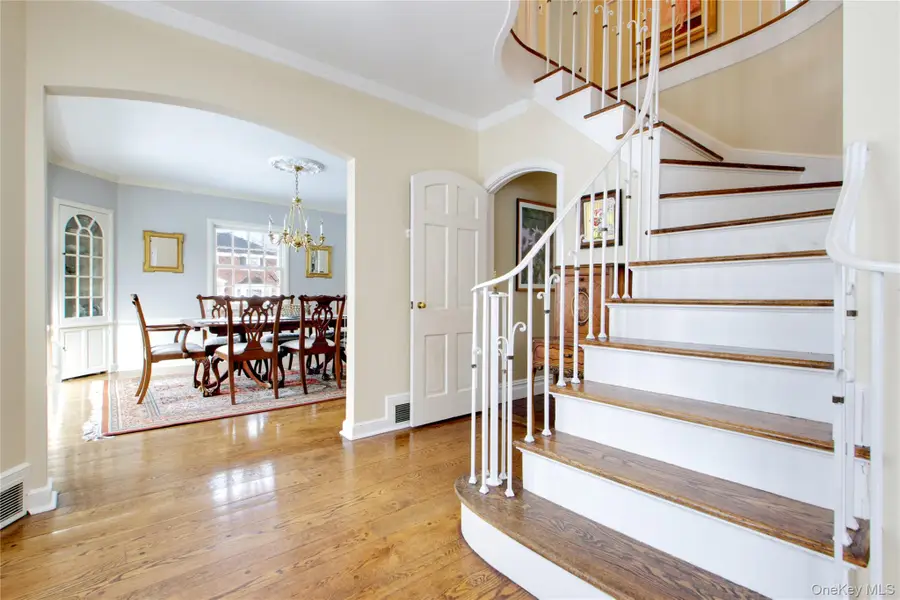 32 Barnard Place, Manhasset, NY 11030 - #3