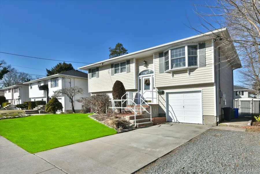 255 Brookside Court, Copiague, NY 11726 - Image #3