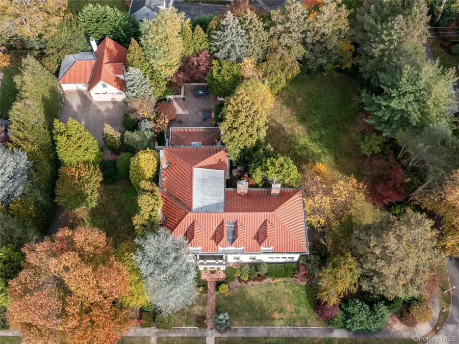 64 Plandome Court, Manhasset, NY 11030 - #3